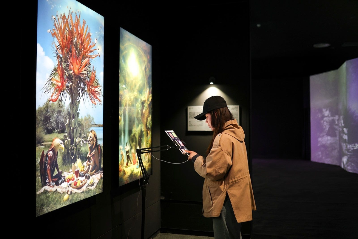 Botto quan sát từng khách tham quan hội chợ nghệ thuật Art Basel Hong Kong bằng hai camera theo dõi.