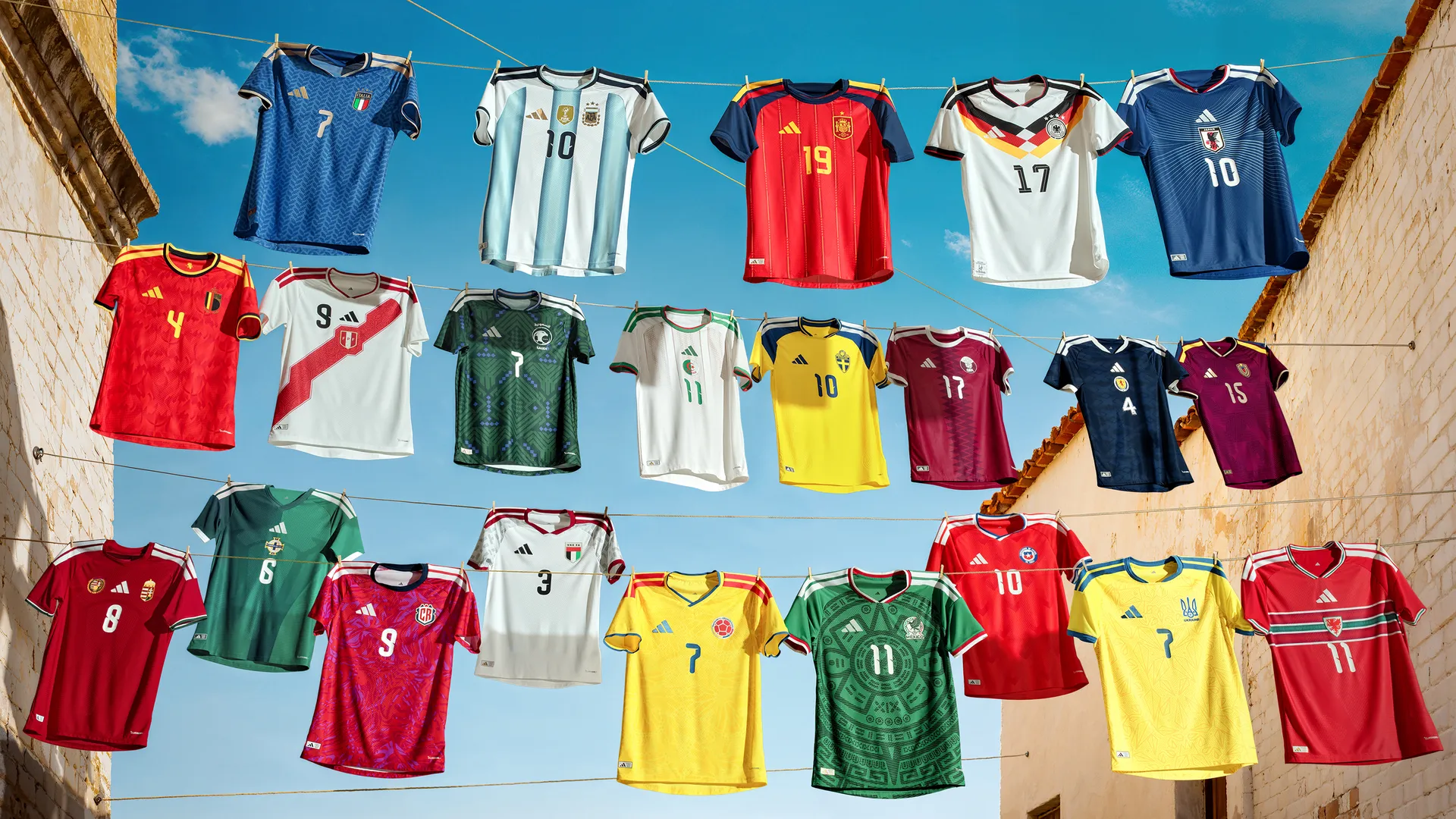 Adidas đã trình làng 23 bộ áo sân nhà cho gần như toàn bộ các đội tuyển do hãng tài trợ.
