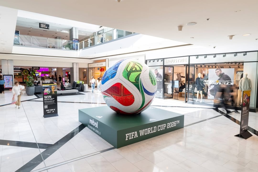 Việc không chắc chắn về số lượng khán giả đến xem World Cup cũng khiến các thương hiệu thời trang thể thao đứng trước nguy cơ khó thu hồi hiệu quả truyền thông so với chi phí đã bỏ ra.